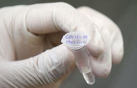 Una vacuna de prueba contra el coronavirus en desarrollo en el Chula Vaccine Research Center en Bangkok, Tailandia.