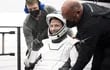 El astronauta de la NASA Warren 'Woody' Hoburg siendo ayudado a salir de la nave espacial SpaceX Dragon Endeavour a bordo de la nave de recuperación SpaceX.