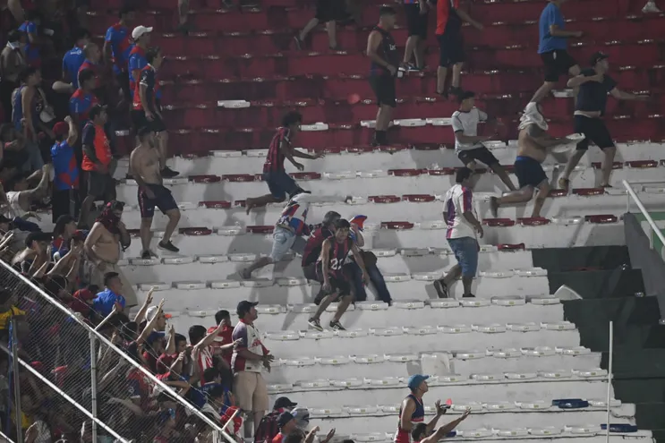Los incidentes entre los barras de Cerro Porteño en la Gradería Norte durante el partido ante 2 de Mayo en el estadio Defensores del Chaco, en Asunción.