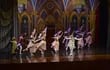 Alexander Volchkov (centro) compartiendo escenario con el Ballet Clásico de San Petersburgo.