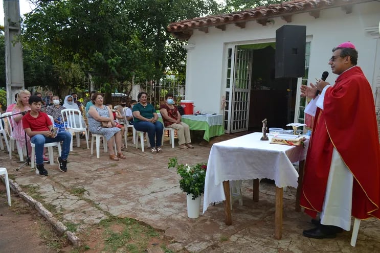 Monseñor Pedro Collar Noguera celebró la misa en el barrio Conavi uno, Villa Esperanza, por dos años del rezo del santo rosario en la calle.