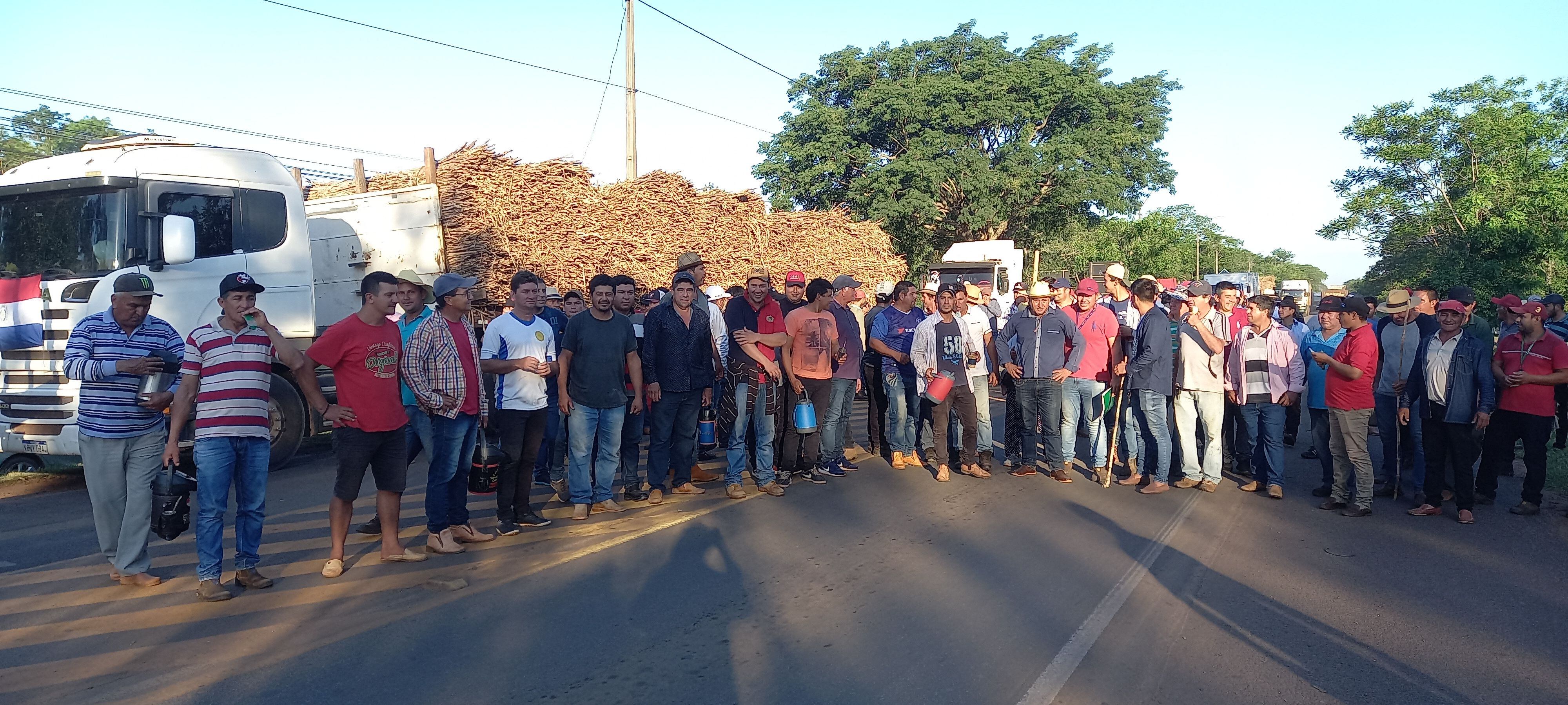 Cañicultores cerraron realizaron cierres intermitentes de la Ruta PY 02 para exigir un nuevo tren de molienda en la alcoholera de Troche.