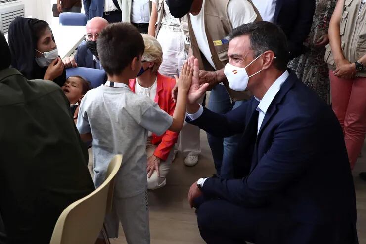 El presidente del Gobierno, Pedro Sánchez, durante su visita al centro de acogida de ciudadanos europeos y colaboradores afganos evacuados desde Kabul, este sábado en Torrejón de Ardoz.