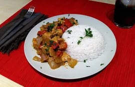 el-curry-se-sirve-con-arroz-verduras-frutas-y-papadums--202234000000-1453100.jpg