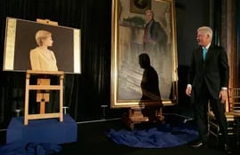 el-expresidente-estadounidense-observa-su-retrato-y-el-de-su-esposa-en-una-exhibicion-en-2006--165821000000-1302026.JPG