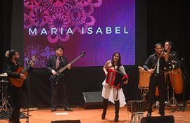 La cantante María Isabel en el escenario del nuevo auditorio del Centro Cultural y Sitio de Memoria 1A-Ykua Bolaños.
