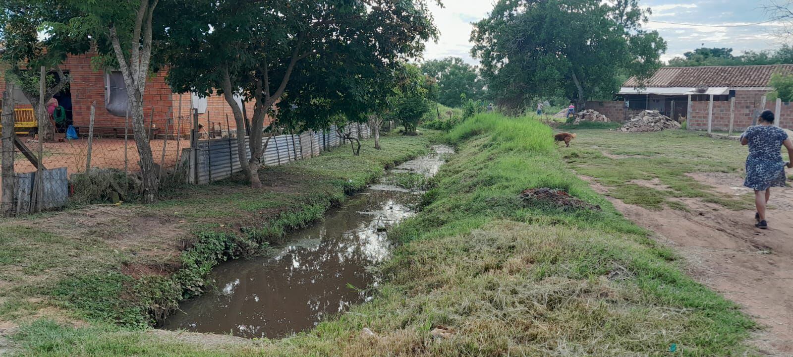 Agua de lluvia estancada en el canal construido para el escurrimiento del agua de las nacientes del barrio Virgen de los Remedios.