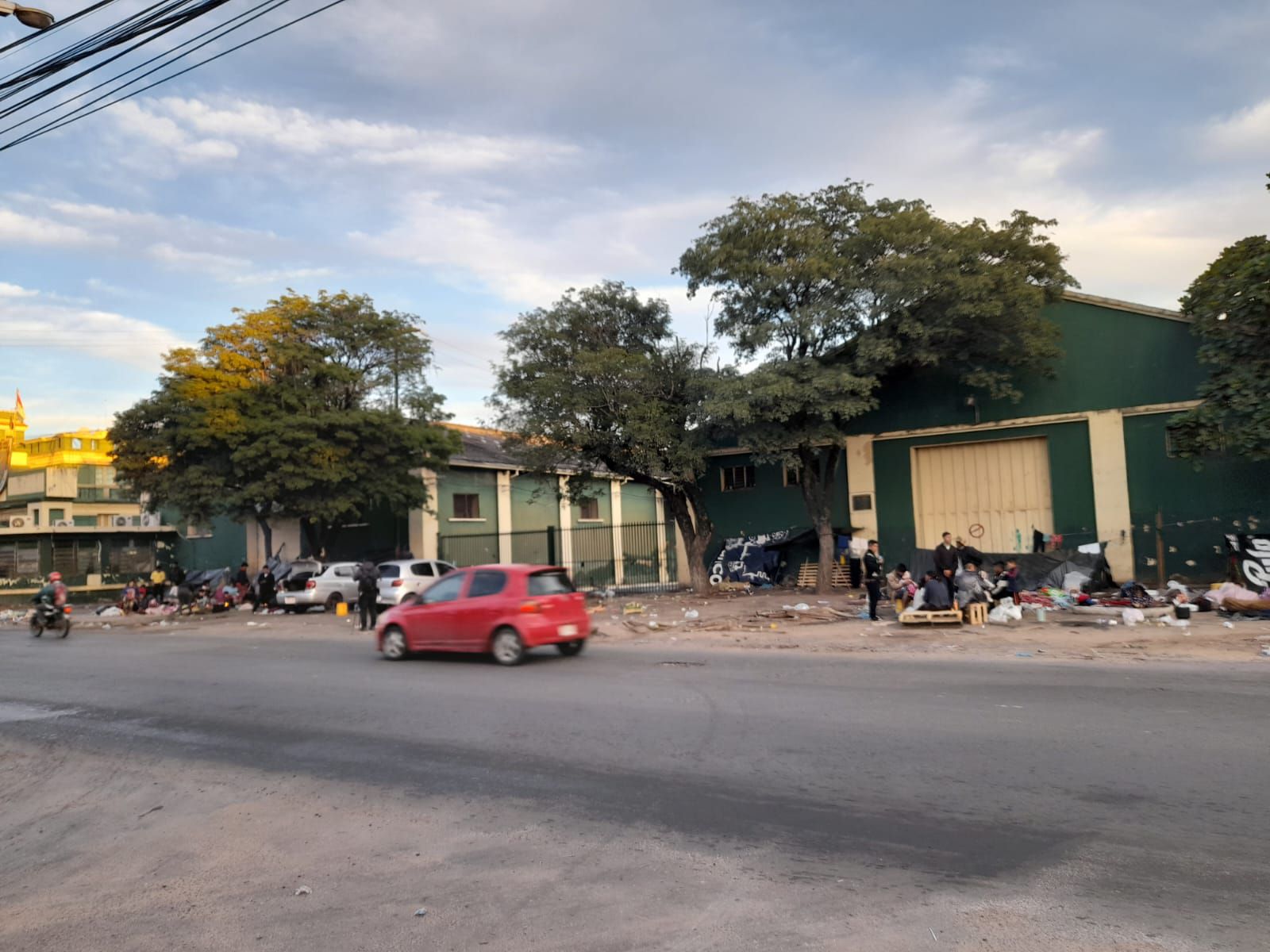 Indígenas piden asistencia, acampando frente al Instituto Paraguayo del Indígena, sobre la avenida Artigas este martes 9 de mayo.