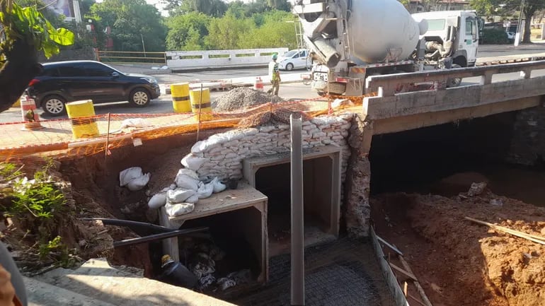 Se agregaron nuevas bocas en el puente sobre arroyo Lambaré. Desde la Municipalidad de Lambaré refieren que las obras estarían culminando en poco días más.