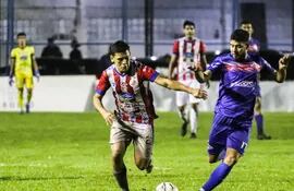 El volante ofensivo Juan Arrúa busca avanzar con el balón ante la marca de Jonás Colmán. (Foto: Pastoreo FC)