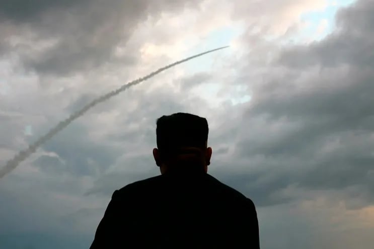 El líder norcoreano Kim Jong-un observa el lanzamiento de un misil balístico, en agosto de 2019.