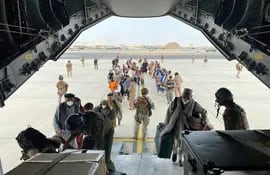 Españoles y afganos que colaboraron con diplomáticos son evacuados de Afganistán, desde el aeropuerto de Kabul. (AFP)