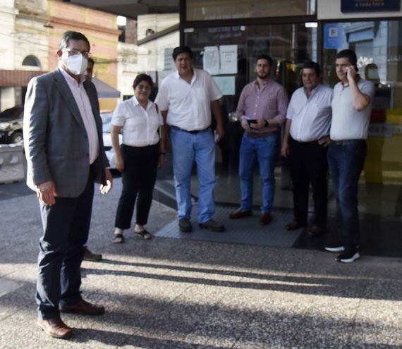 Humberto Rodas (i) acompañado de empresarios del transporte al salir de la reunión con autoridades del Gobierno.