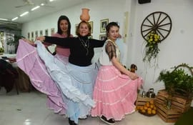 estela-de-martinez-danzando-con-alumnas-del-club--173744000000-1724001.JPG