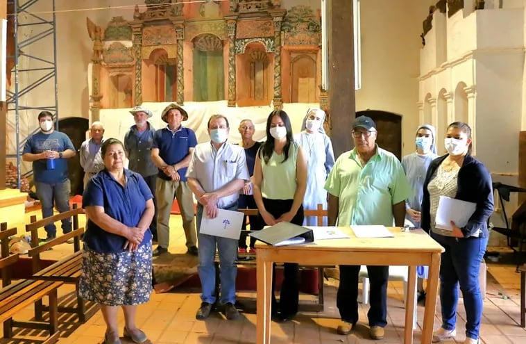 Representantes de la SNC, de la empresa constructora, Alberto Barrail e Hijos S.A. y la comisión pro restauración tras la firma del acta de inicio de obras en el templo jesuita de San Joaquín.