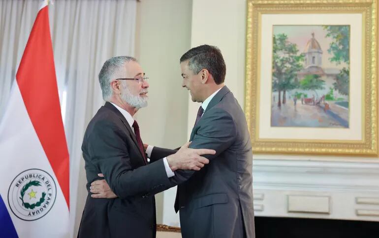 El ministro de Minas y Energía, Alexandre Silveira, con el presidente Santiago Peña.