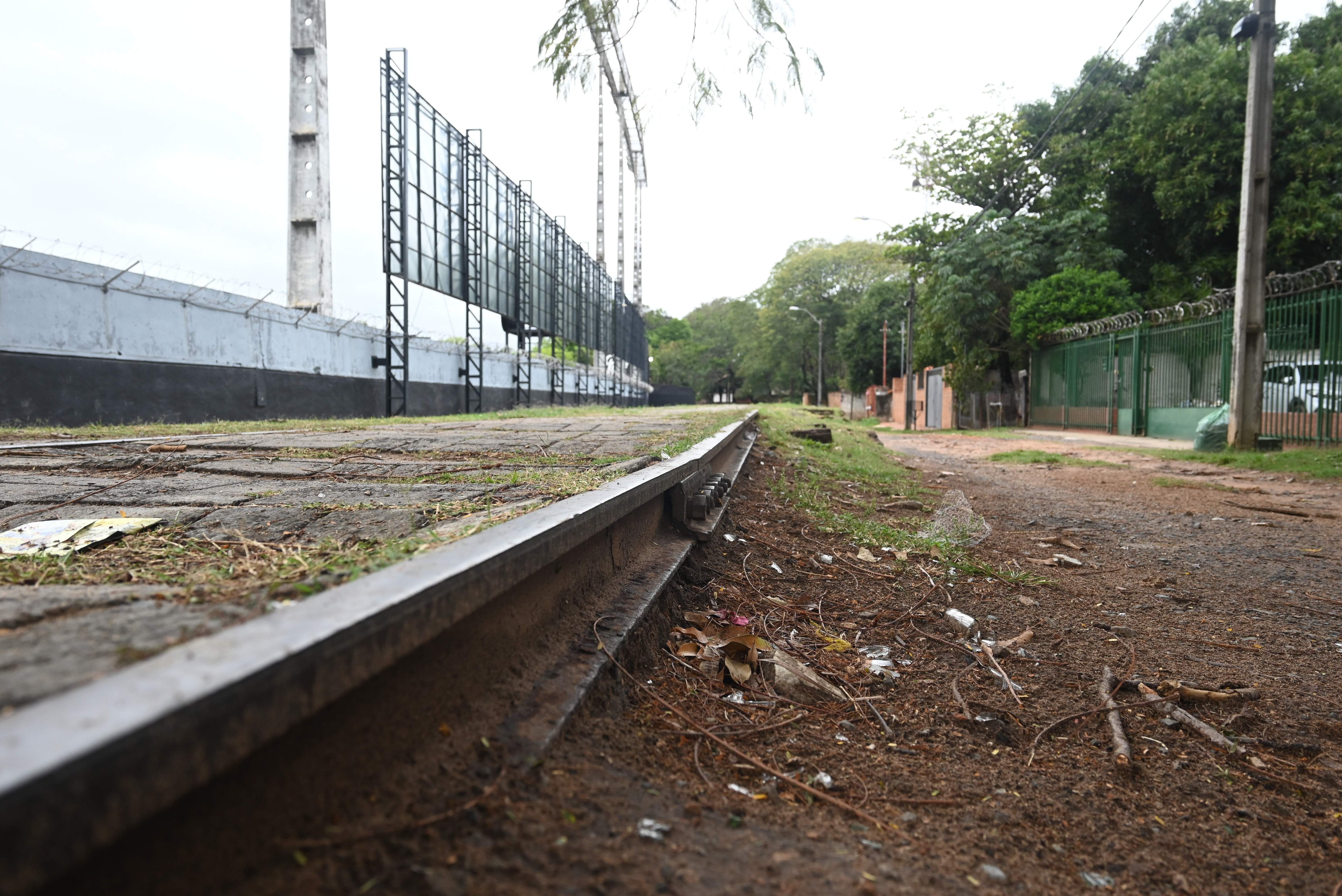 El Club Libertad se ubica a escasos metros de las vías del tren, y los responsables del mismo no confirmaron notificación de los planes de implementación del tren de cercanía.