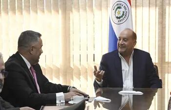 El embajador de Colombia en Paraguay José Serra y el presidente del Senado OScar Salomón (ANR-oficialista)