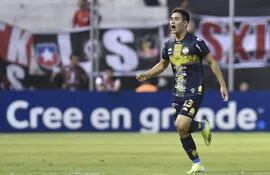 Juan Salcedo (20) celebra tras marcar frente a Colo Colo.