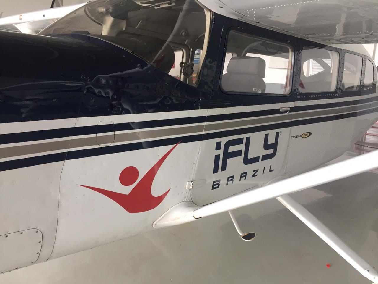 Uno de los distintivos con los que cuenta el Cessna 207, usado para las clases de paracaidismo.