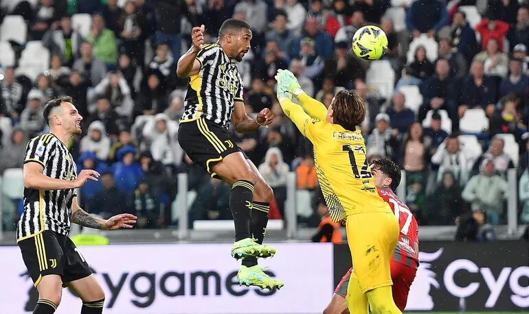 Gleison Bremer  anota con golpe de cabeza el segundo gol para la Juventus ante Cremonese