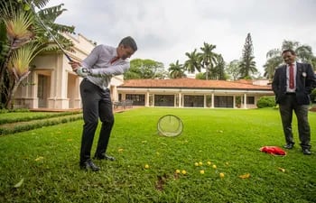 Santiago Peña juega al golf en Mburuvicha Roga.
