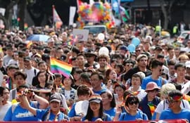 Una multitud participa de la marcha del Orgullo en Taipei, este sábado.