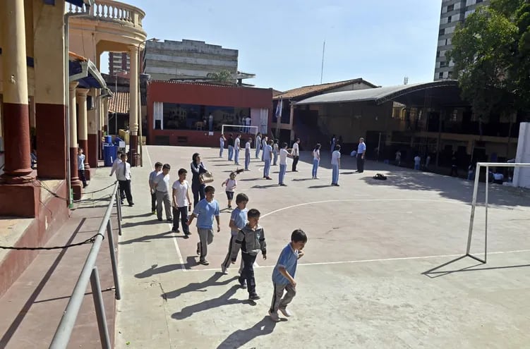 La promesa en la escuela Rca. Argentina era la construcción de un polideportivo para proteger a los alumnos del intenso sol.