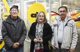 Saturnino Silva, Alicia Gutiérrez y Juan Vicente Fernández, en la redacción de ABC Color.