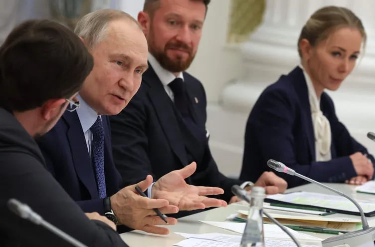 El presidente de Rusia, Vladimir Putin (2do. de la izq.) durante una reunión con miembros de la organización "Delovaya Rossiya", en Moscú. (AFP)