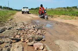 en-la-compania-canada-de-ybycui-los-caminos-quedaron-destrozados-despues-de-las-ultimas-lluvias--201836000000-1424165.jpg