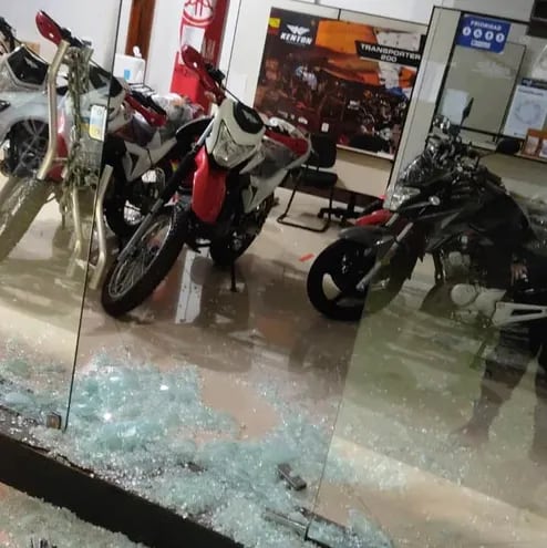 Los dos delincuentes rompieron el blíndex del local para llevarse dos motocicletas nuevas.
