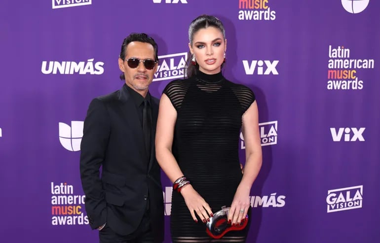 Marc Anthony y Nadia Ferreira optaron por el "Total Black" y así pasaron muy elegantes por la alfombra roja de la novena edición de los premios Latin American Music Awards realizada anoche en el MGM Grand Garden Arena en Las Vegas, Nevada.