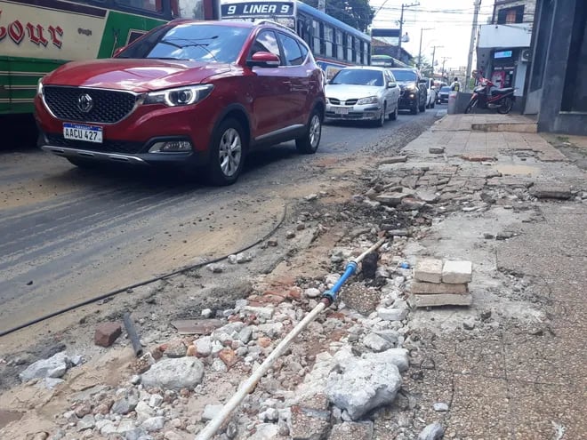 La calle Saturio Ríos se encuentra intransitable con reparaciones de cañerías, y a ese paso el pavimento sigue sin ser recapado.