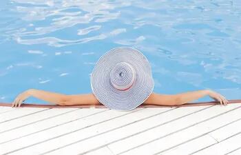 Sol, piscina, cloro, son algunos de los factores con los que estamos en contacto más frecuentemente en la temporada de altas temperaturas cómo son la primavera y el verano y que pueden provocar alteraciones en la piel.