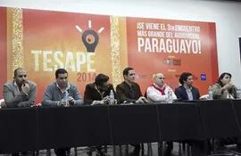 representantes-de-la-television-paraguaya-en-el-debate-la-tv-que-se-viene-el-pasado-jueves-foto-facebook--195328000000-1118028.jpg