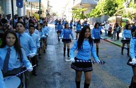 desfile-estudiantil-por-los-102-anos-de-comercio1-sobre-la-calle-palma-104203000000-1449523.jpg