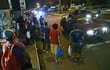 Decenas de pasajeros esperan por un colectivo en la noche del martes 30 de marzo sobre la avenida Fernando de la Mora, en Asunción. Algunos claman por la parada saliendo inclusive sobre el asfaltado.