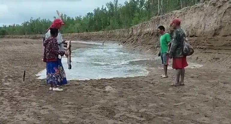 Nativos celebran el retorno de la corriente de agua del río Pilcomayo en medio de descomunal sequía