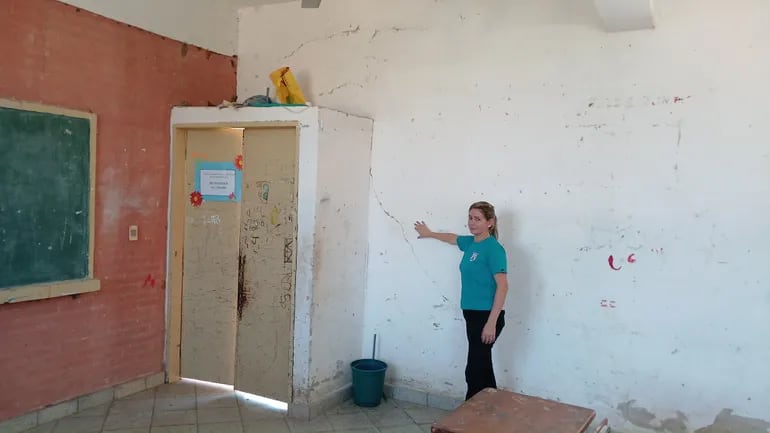 La directora, Fátima María Britos Bogado, muestra las fisuras en las paredes de la escuela Caraguataymí.