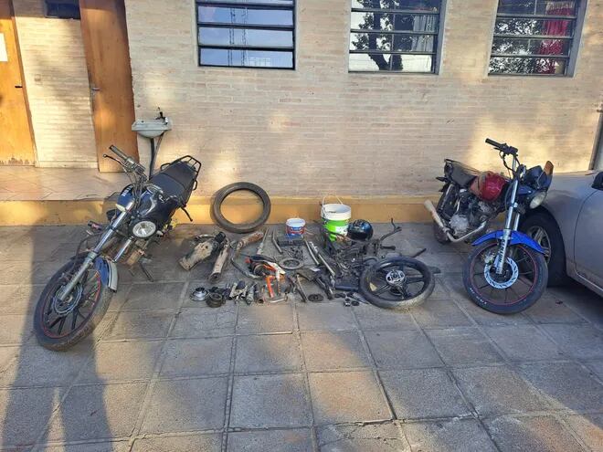 Las motos incautadas, entre ellas la denunciada como robada, y las partes de otro biciclo.