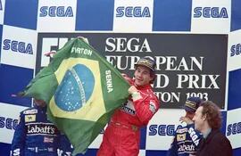 Con la bandera de Brasil, Ayrton Senna celebrando el triunfo del Gran Premio de Europa en 1993.