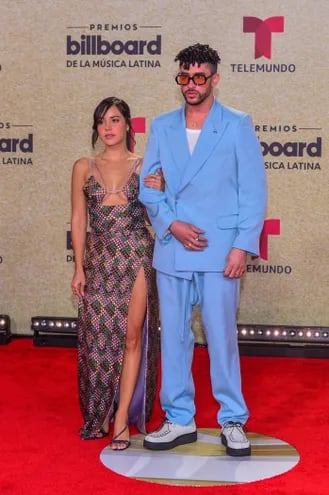 El cantante puertorriqueño Bad Bunny llegó a la alfombra roja de los Premios Billboard de la Música Latina acompañado de su novia Gabriela Berlingeri. La ceremonia se celebró anoche en Miami, Estados Unidos.