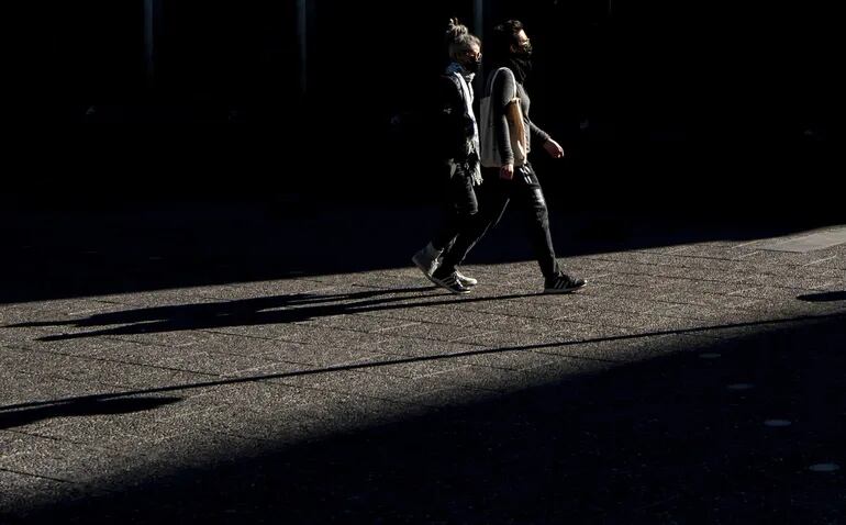 Personas con mascarillas caminan por el centro de Santiago, Chile, el pasado sábado.