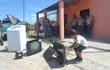 En la reciente manifestación de los usuarios de la Ande en Fuerte Olimpo, estos llevaron sus electrodomésticos quemados frente al local de la institución