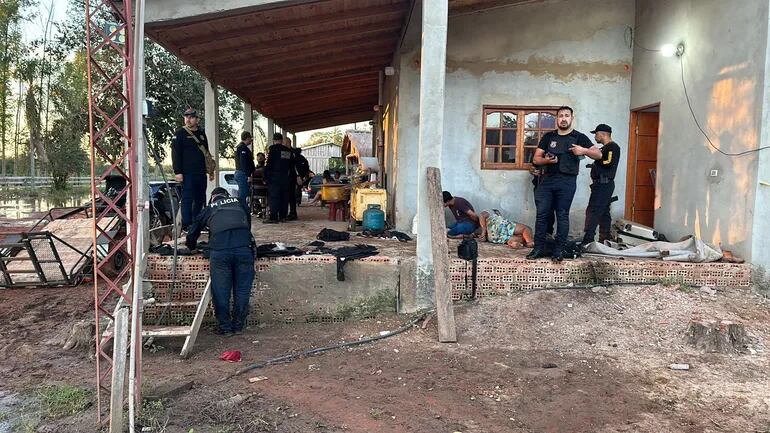 Arsenal incautado tras allanamiento y enfrentamiento en Juan León Mallorquin, Alto Paraná, en busca de asaltantes de bancos.