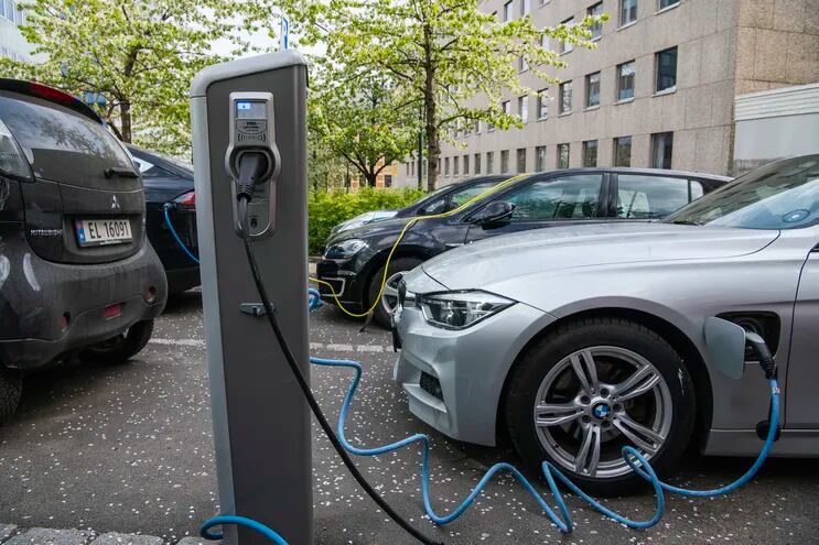 Un automóvil eléctrico es cargado en una calle de Oslo, Noruega.