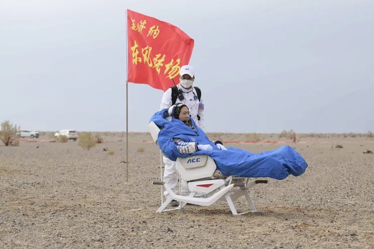 El astronauta Fei Junlong sale de la cápsula de retorno de la nave espacial tripulada Shenzhou-15 en el sitio de aterrizaje de Dongfeng, en la Región Autónoma de Mongolia Interior, en el norte de China.