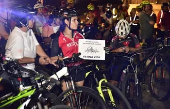 Movilización de ciclistas luego del atropello de un conductor con su auto contra dos deportistas en la costanera de Asunción.