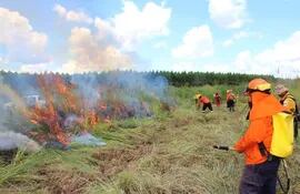 Momento de la capacitación en la quema controlada de pastizales para los bomberos voluntarios, realizada en Itapé.
